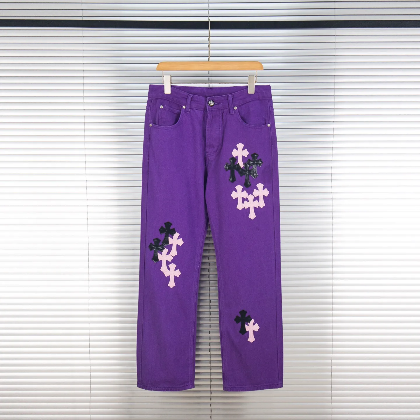 P240 Chrome Hearts Overseas limited edition violet patchwork leather cross hot girl couple jeans are a hot item this season and are sought after by countless celebrities and fashionistas. The neat details of the cutting process add color to the playful fashion! The neat and meticulous design, and the well-fitting structure is unique. The upper body not only has outstanding recognition, but also looks younger and younger. A style with the ultimate wearing meaning and performance, gorgeous color matching, and the craftsmanship of this style is also extremely extraordinary. After the finished product is washed, it is disassembled and hand-made with sheepskin cross leather and then spliced ​​together to complete. The whole piece has too many craftsmanship to describe. It is decorated with patchwork cross flowers and high-waisted washed jeans! ! Absolutely high-end luxury product, a god-level single product, a super popular product, made by top heavy industry, a magic weapon that cannot be missed to hit the streets. Style number: 1837 Size: 28 30 32 34 Color: purple